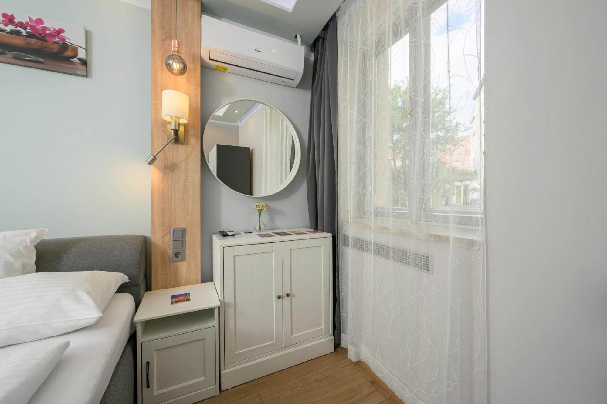 Palais Palffy Apartments Vienna Exterior photo
