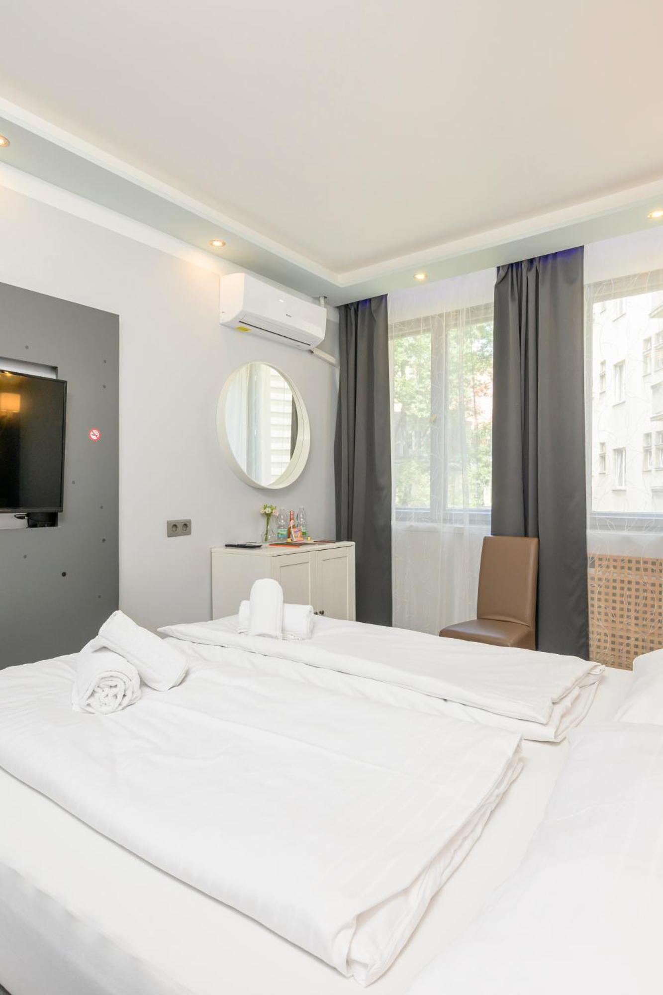 Palais Palffy Apartments Vienna Exterior photo